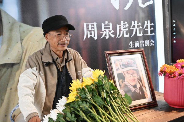 一辈子为东说念主拍照，他选拔这样告别